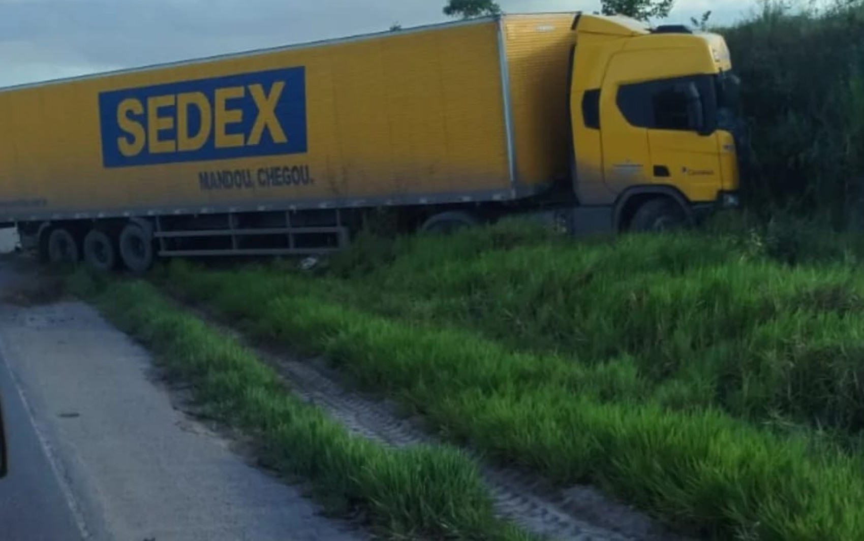 Homem morre e três pessoas ficam feridas após batida entre caminhão dos Correios e carro na Bahia