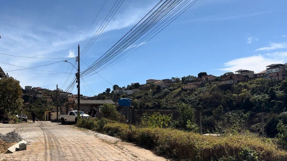 Local próximo onde o corpo da criança morta asfixiada e a tesouradas foi encontrado em Barbacena — Foto: Nayara de Paula/TV Integração