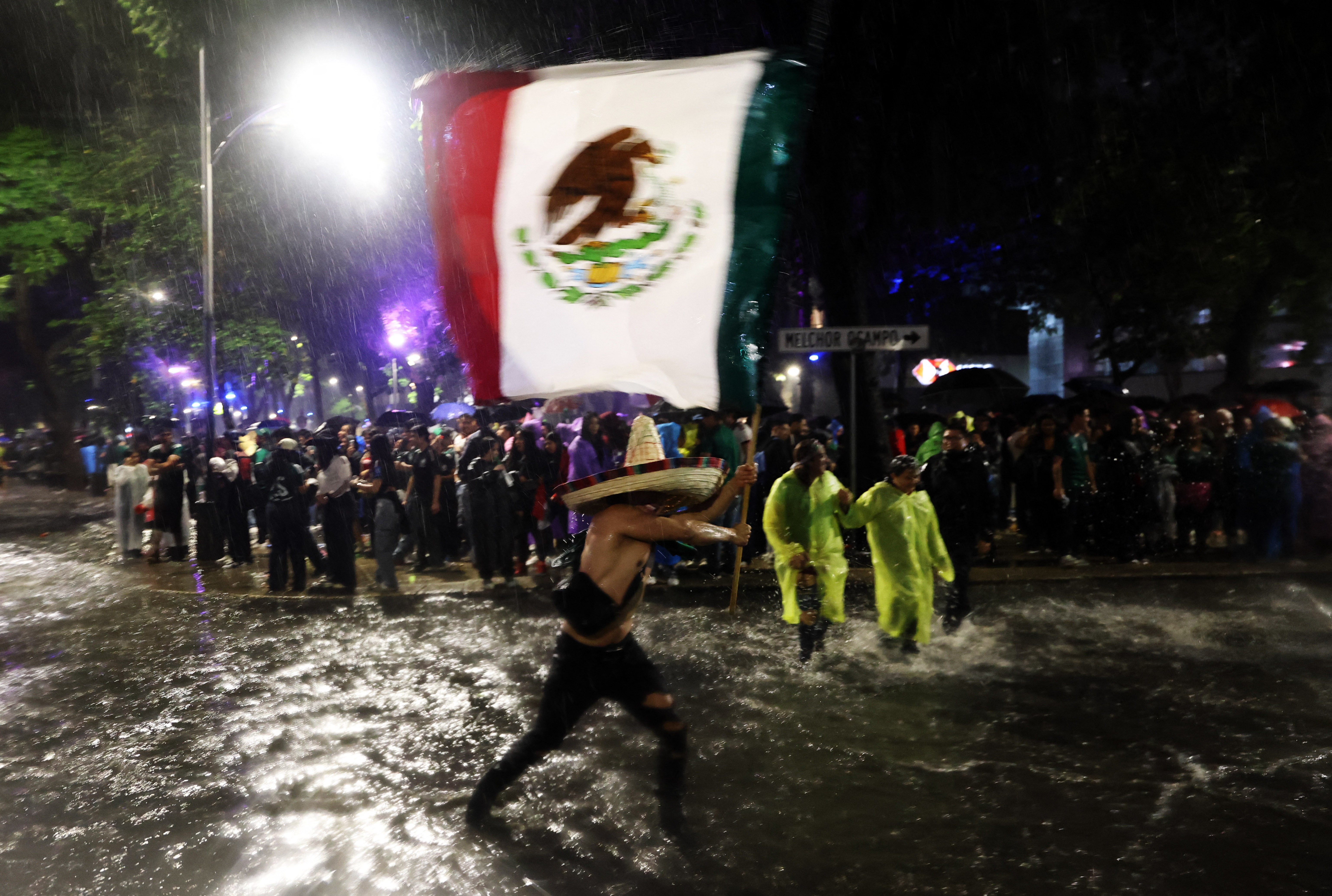 VÍDEO: Motorista atropela multidão no México que celebrava vitória de jogo na Copa do Mundo