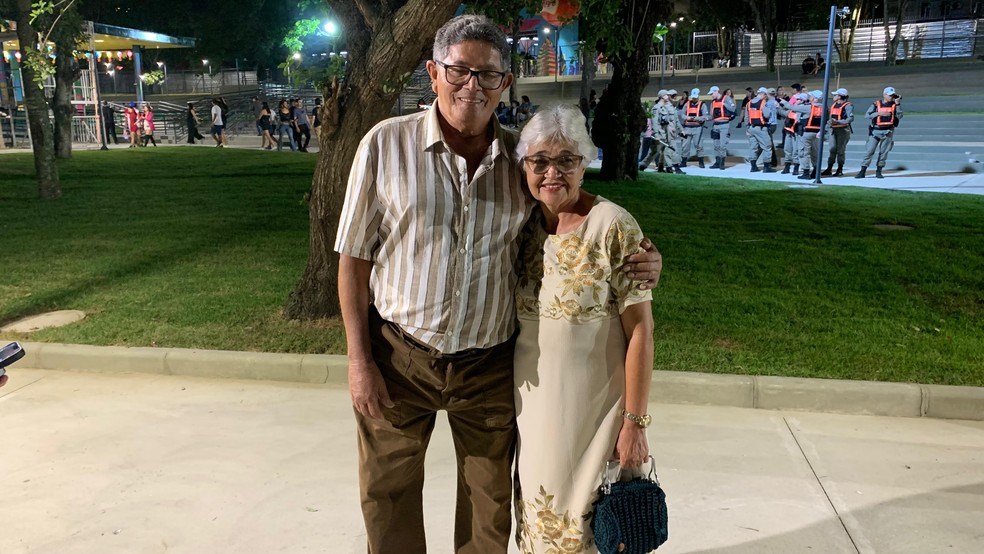 Casados h&aacute; 50 anos, Edinho e Lucidalva visitaram o Parque Evaldo Cruz no S&atilde;o Jo&atilde;o 2024 de Campina Grande &mdash; Foto: Erickson Nogueira/g1