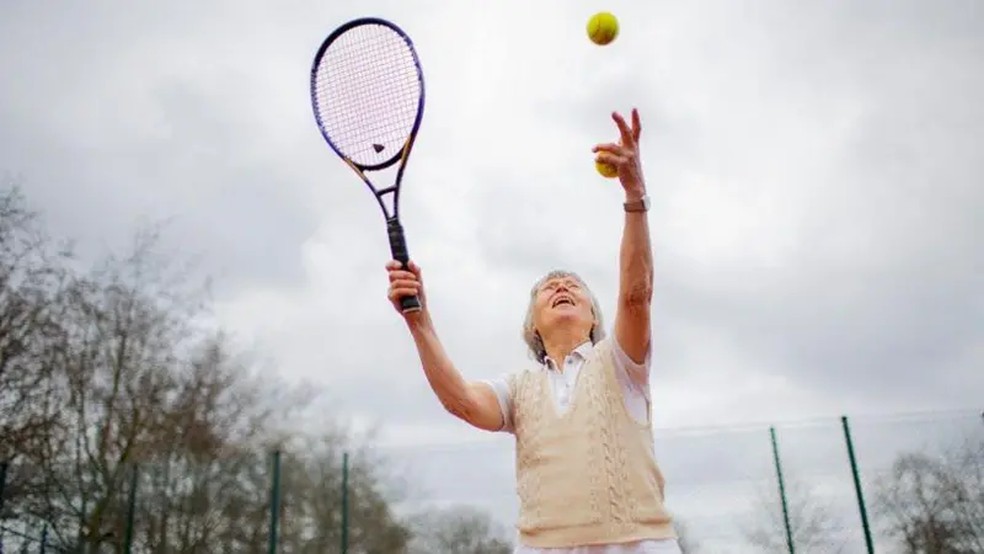 Estudos mostraram que idosos que aprenderam novas habilidades apresentaram uma melhora pronunciada em testes cognitivos — Foto: Photothek via Getty Images/BBC