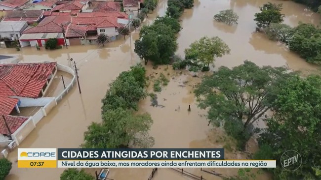 Mesmo após queda do nível de água, moradores da região ainda enfrentam transtornos