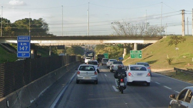 Engavetamento entre carros e van deixa 11 feridos na Via Dutra, em São José dos Campos