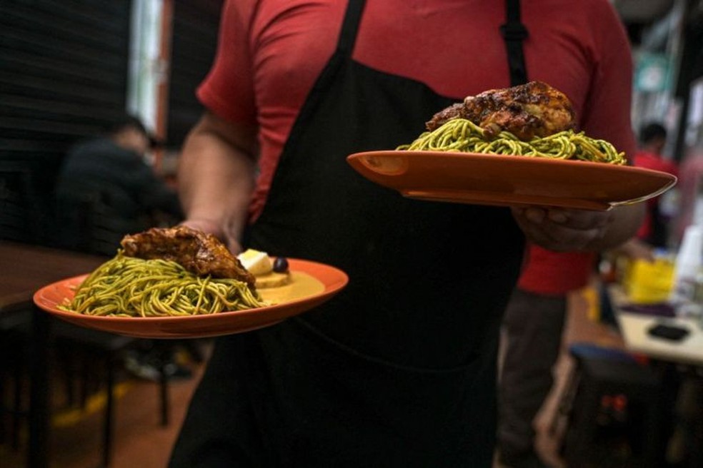 Escassez de mão-de-obra e esgotamento dos trabalhadores levam a serviços mais lentos — Foto: GETTY IMAGES via BBC