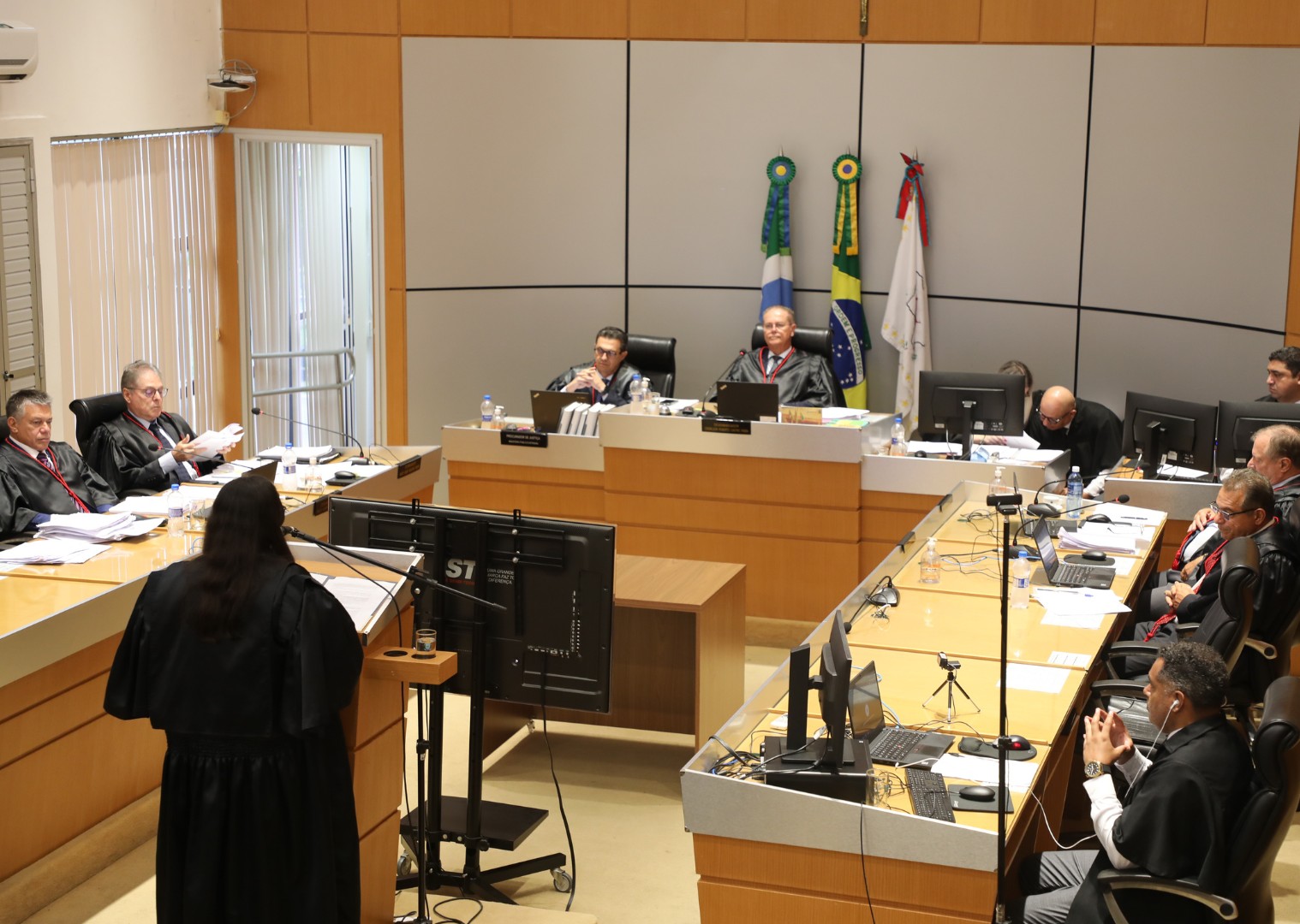 Supermercado é condenado a pagar R$ 20 mil para cliente que foi atingida por dois sacos de ração na cabeça