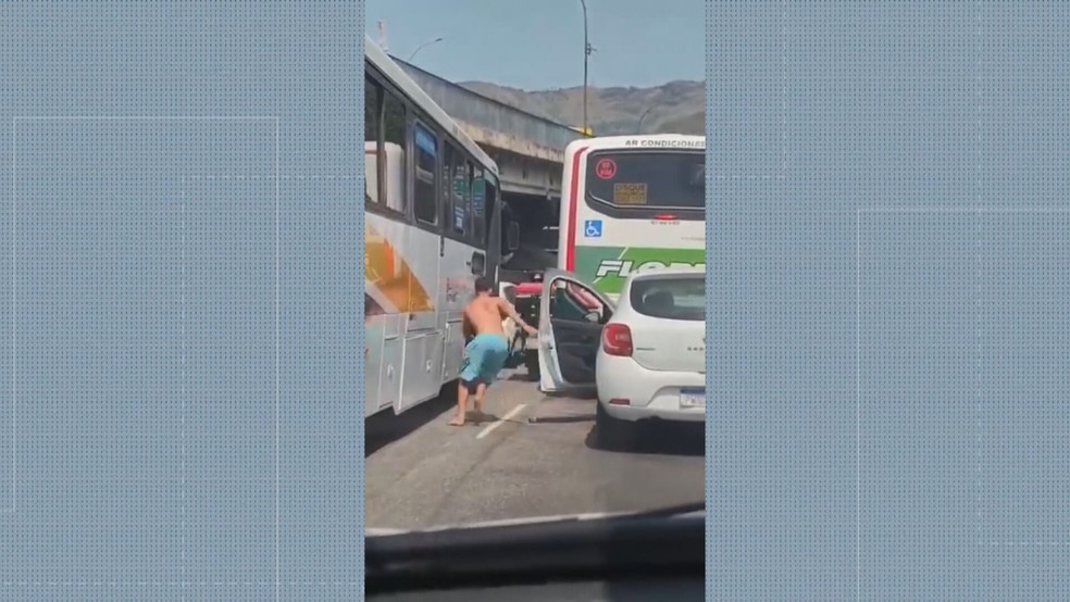 Motorista sai correndo em direção ao motociclista no Viaduto Negrão de Lima, na Zona Norte do Rio — Foto: Reprodução/ TV Globo