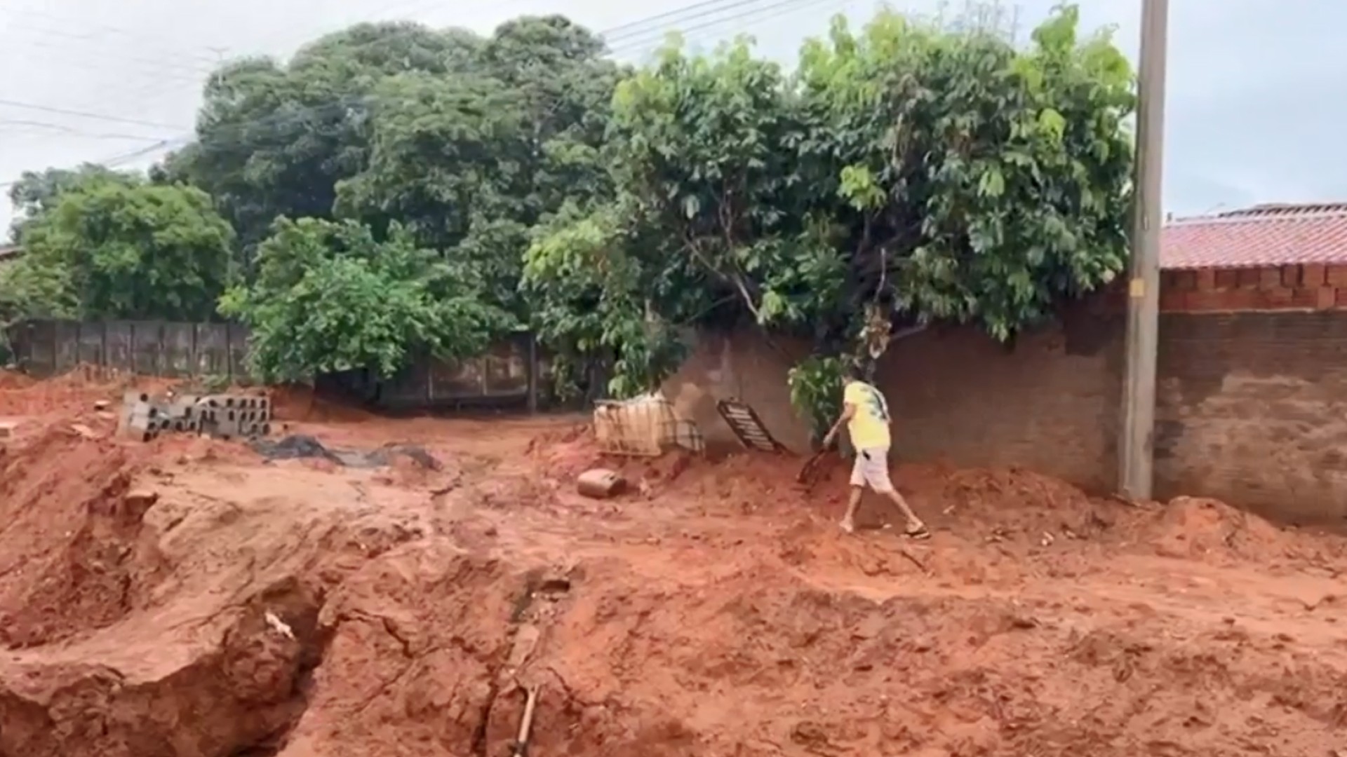 Chuva deixa moradores ilhados e provoca estragos em bairro de Araçatuba