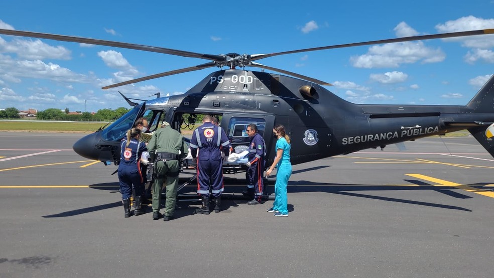 Paciente é desembarcado de helicóptero no Aeroporto de Mossoró — Foto: Sesed/Divulgação
