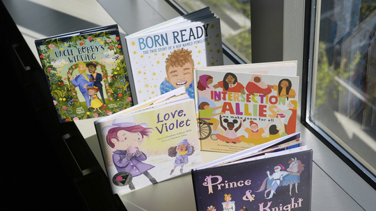 Suprema Corte dos EUA apoia pais religiosos e dispensa alunos de aulas que abordem livros com conteúdo LGBTQIA+
