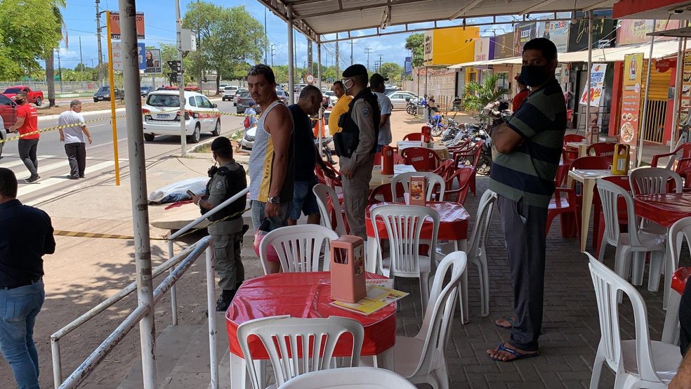 Homicídio ocorreu em frente a um shopping, local de trabalho da mulher. — Foto: Walter Paparazzo/G1