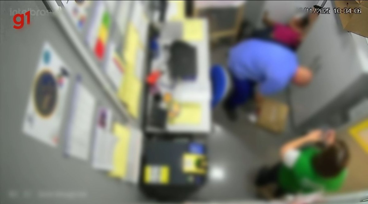 VÍDEO: Homem é agredido com chutes e mata-leão após suposto furto de carnes em supermercado de SC