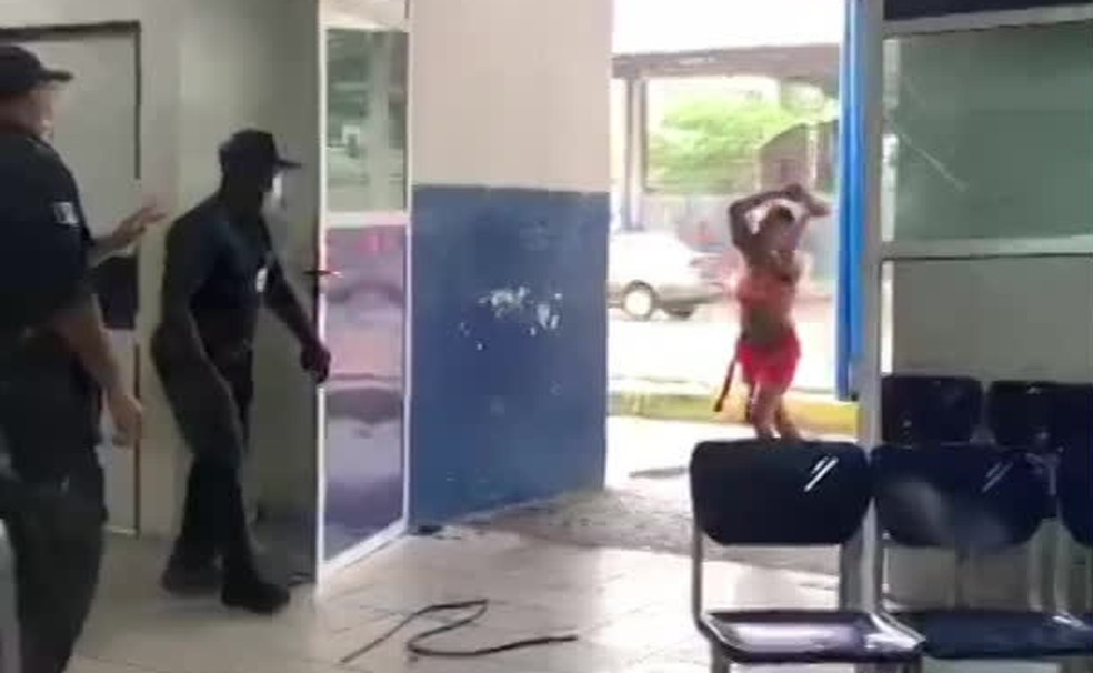 Mulher joga tijolo na direção de funcionários da Policlínica Agamenon Magalhães, no bairro de Afogados, no Recife — Foto: Reprodução/WhatsApp