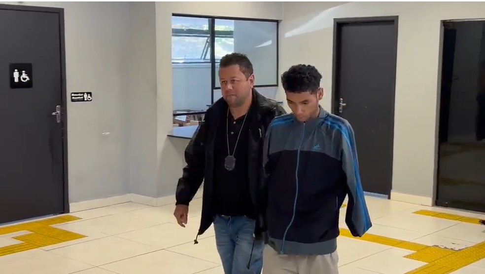 Alessandro, investigado por suspeita de participar do estupro coletivo de duas crianças, no 63º Distrito Policial (DP), na Vila Jacuí, nesta terça (5). — Foto: William Santos/TV Globo