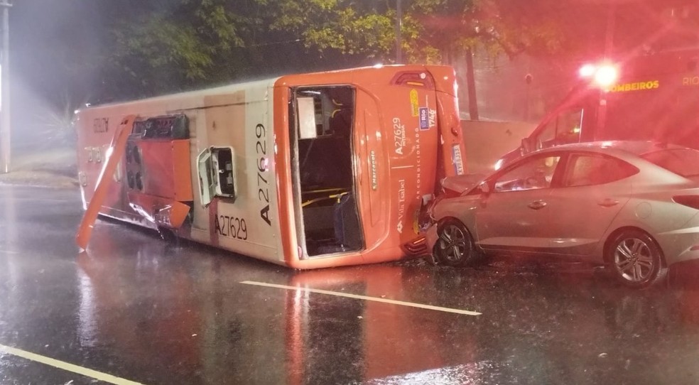 Ônibus tomba em acidente grave em São Conrado; duas mulheres ficam feridas — Foto: COR/Rio