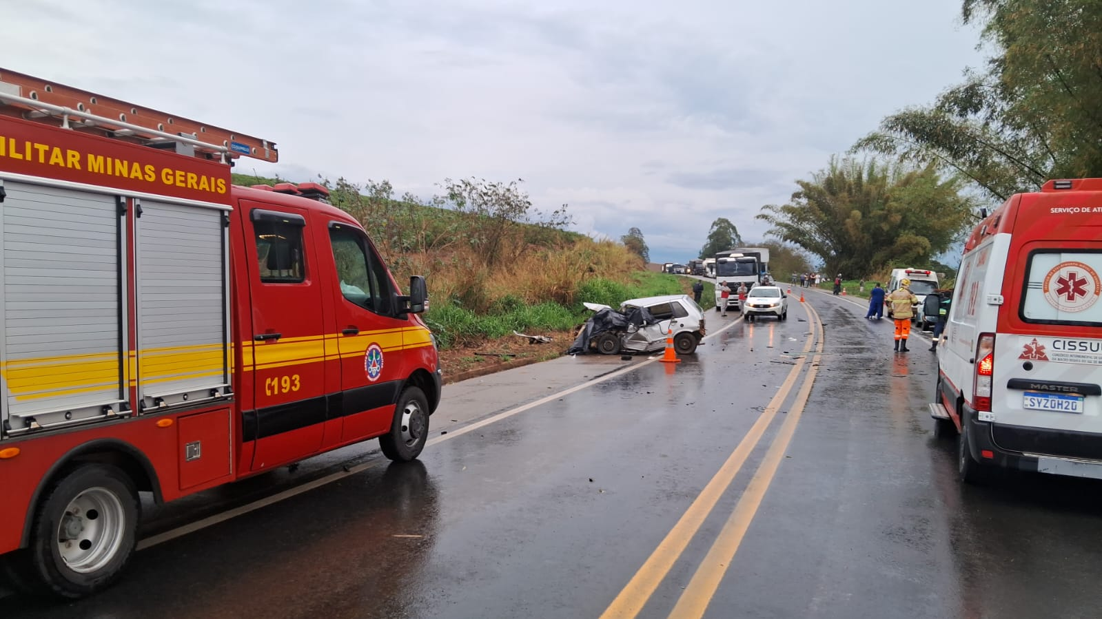 Acidente entre carro e caminhão deixa um morto e três feridos na MGC-491, em Elói Mendes, MG