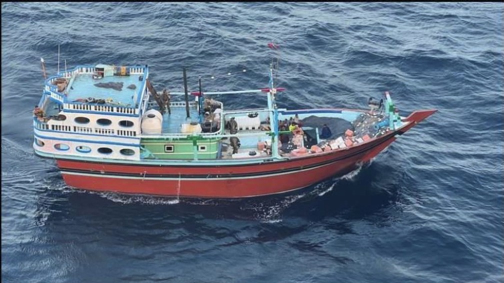 Embarcação que, segundo os Estados Unidos, transportam armas do governo iraniano para o grupo rebelde Houthis. — Foto: Comando Central dos EUA via AP