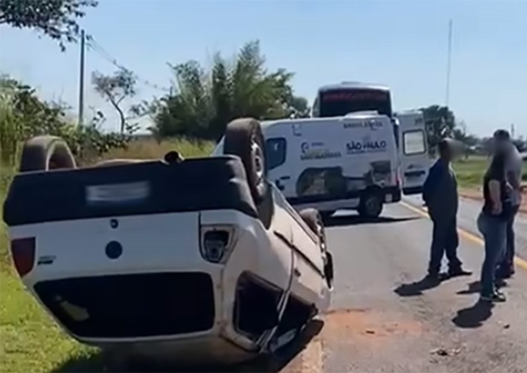 Carro capota em rodovia que liga Águas de Santa Bárbara a Cerqueira César