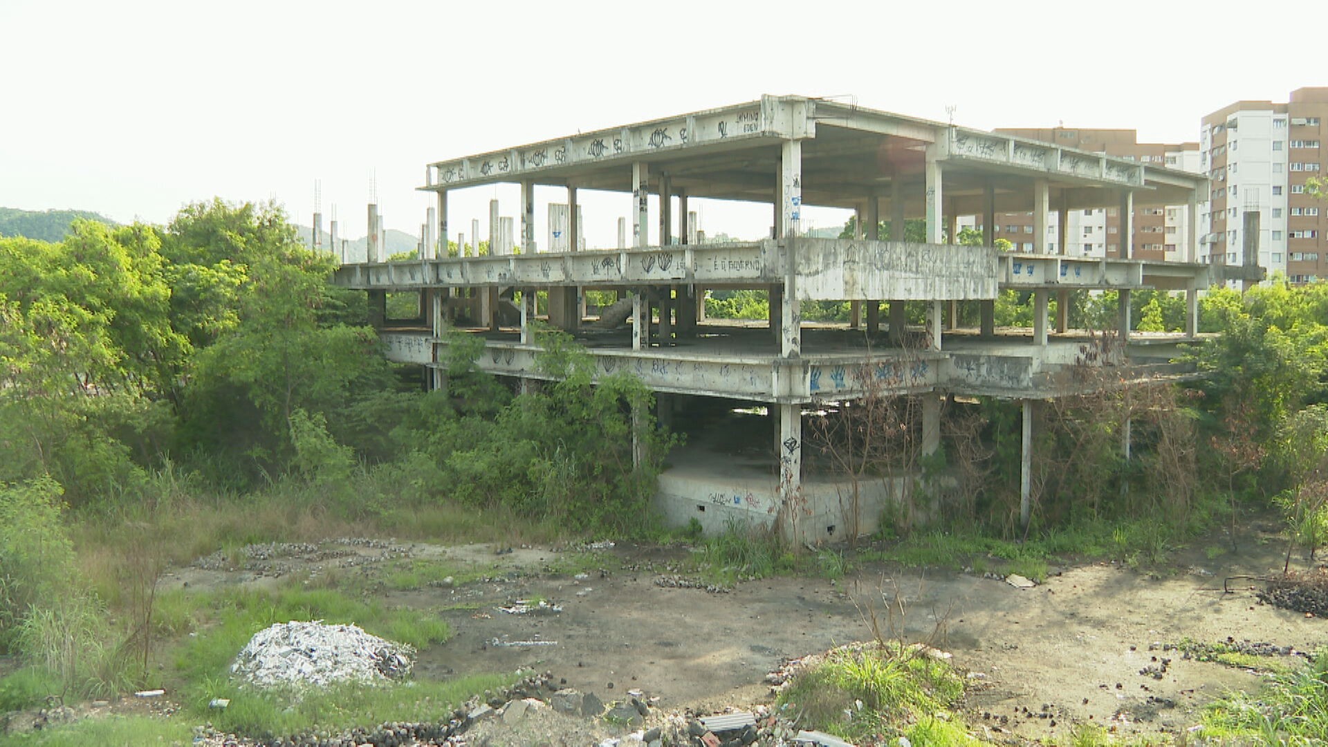 TCE APONTA ATRASO EM PELO MENOS 70 Obras do Estado; Hospital Ainda Está No Esqueleto e Cercado de Mato