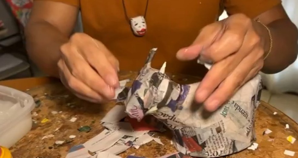 2 de 3
Artesão utiliza técnica chamada papietagem, que utiliza tiras de jornal molhadas em uma cola feita com água e amido de milho — Foto: Reprodução/TV TEM