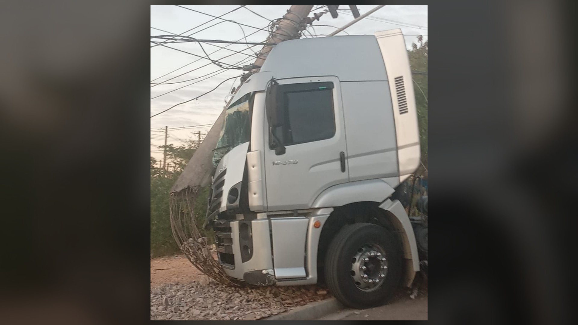 Motorista bate caminhão e derruba poste de energia em Jundiaí