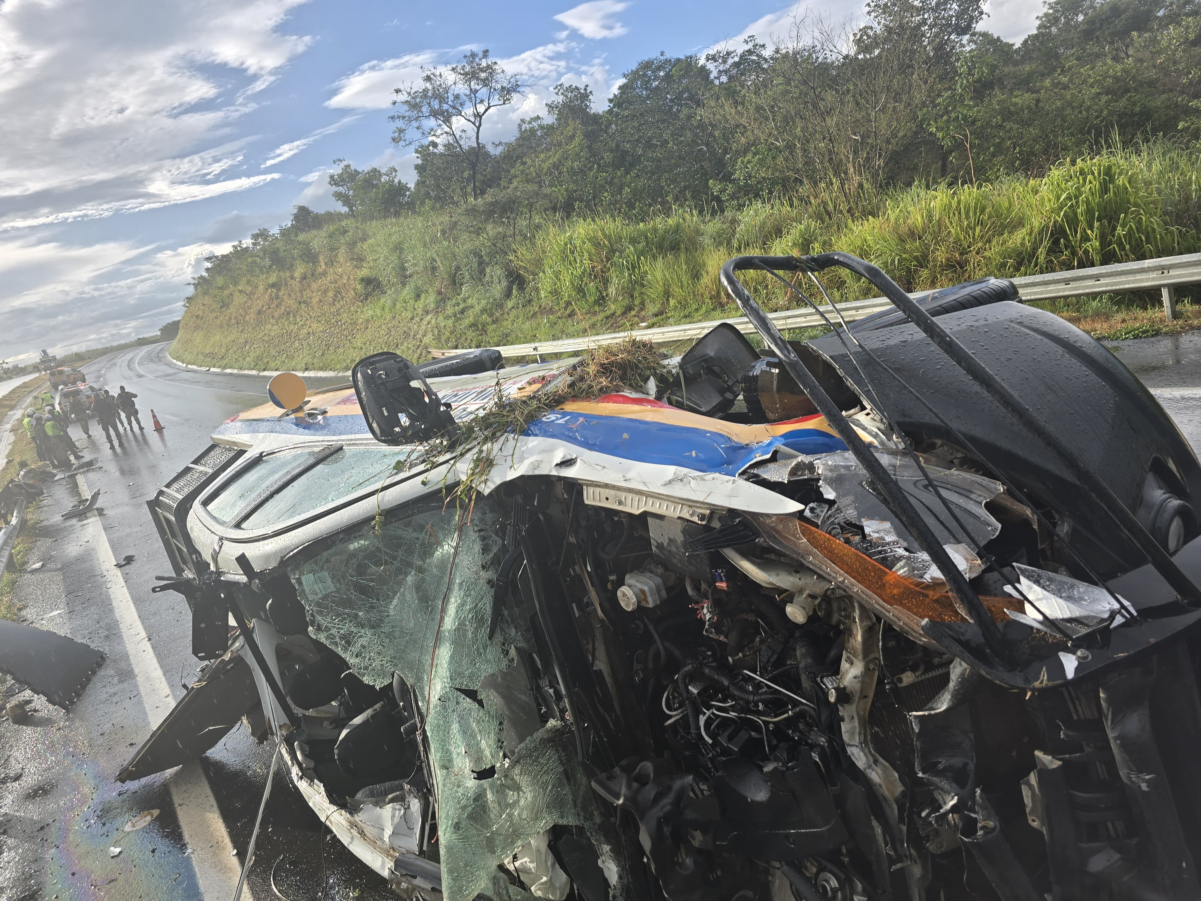 Dois policiais militares ficam feridos em acidente na BR-135