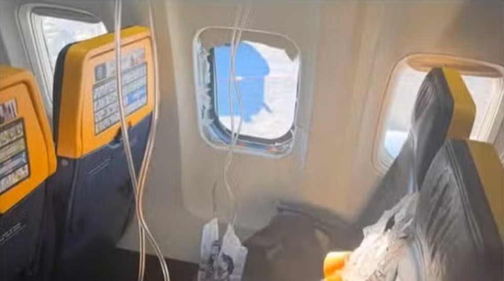 Voo da Ryanair faz pouso de emergência na Grécia após passageiro quase ser sugado para fora do avião em 10 de julho de 2026. — Foto: Reprodução/Bild