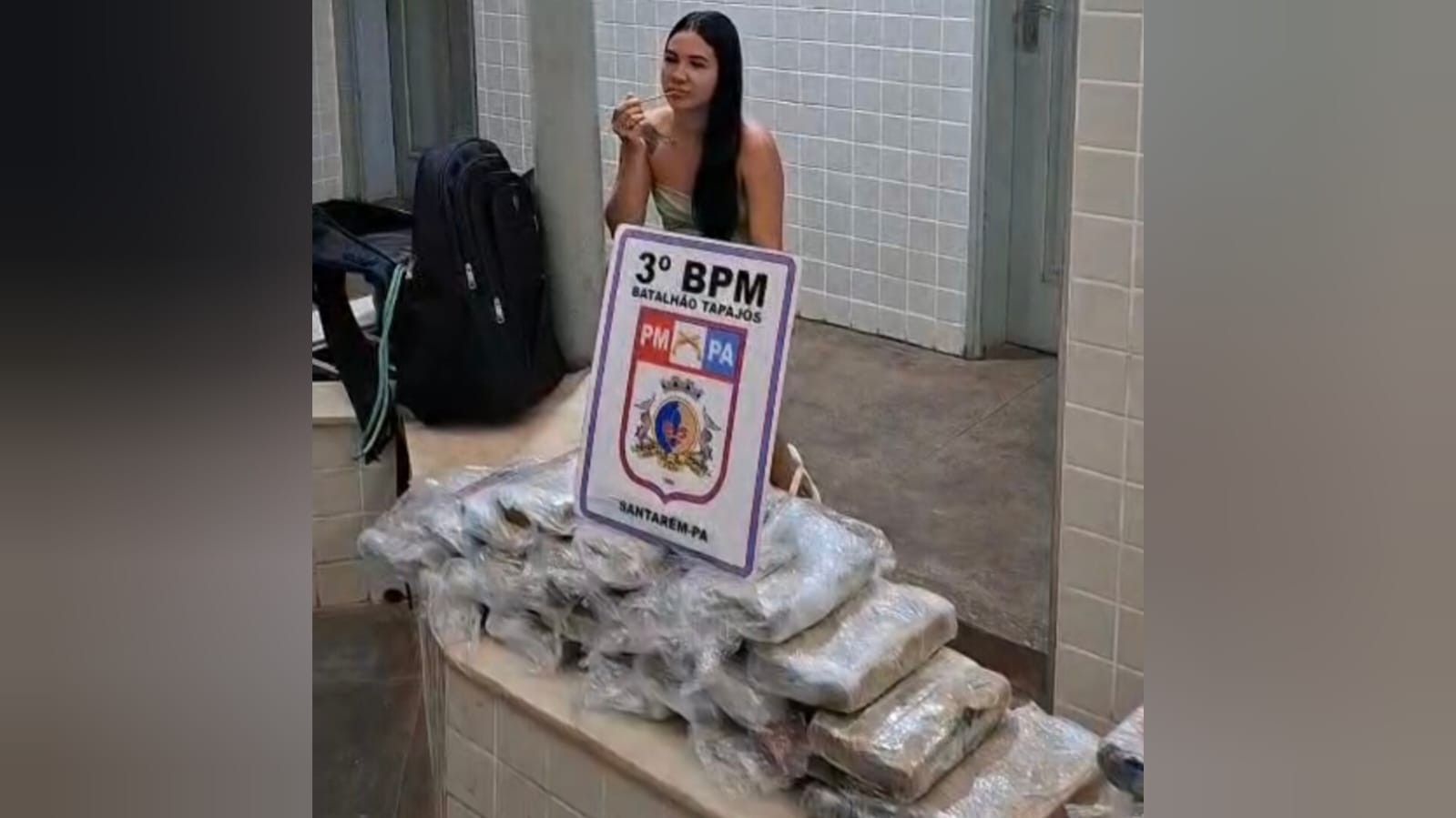 Jovem que retocou maquiagem após ser presa com 26 tabletes de drogas é colocada em liberdade