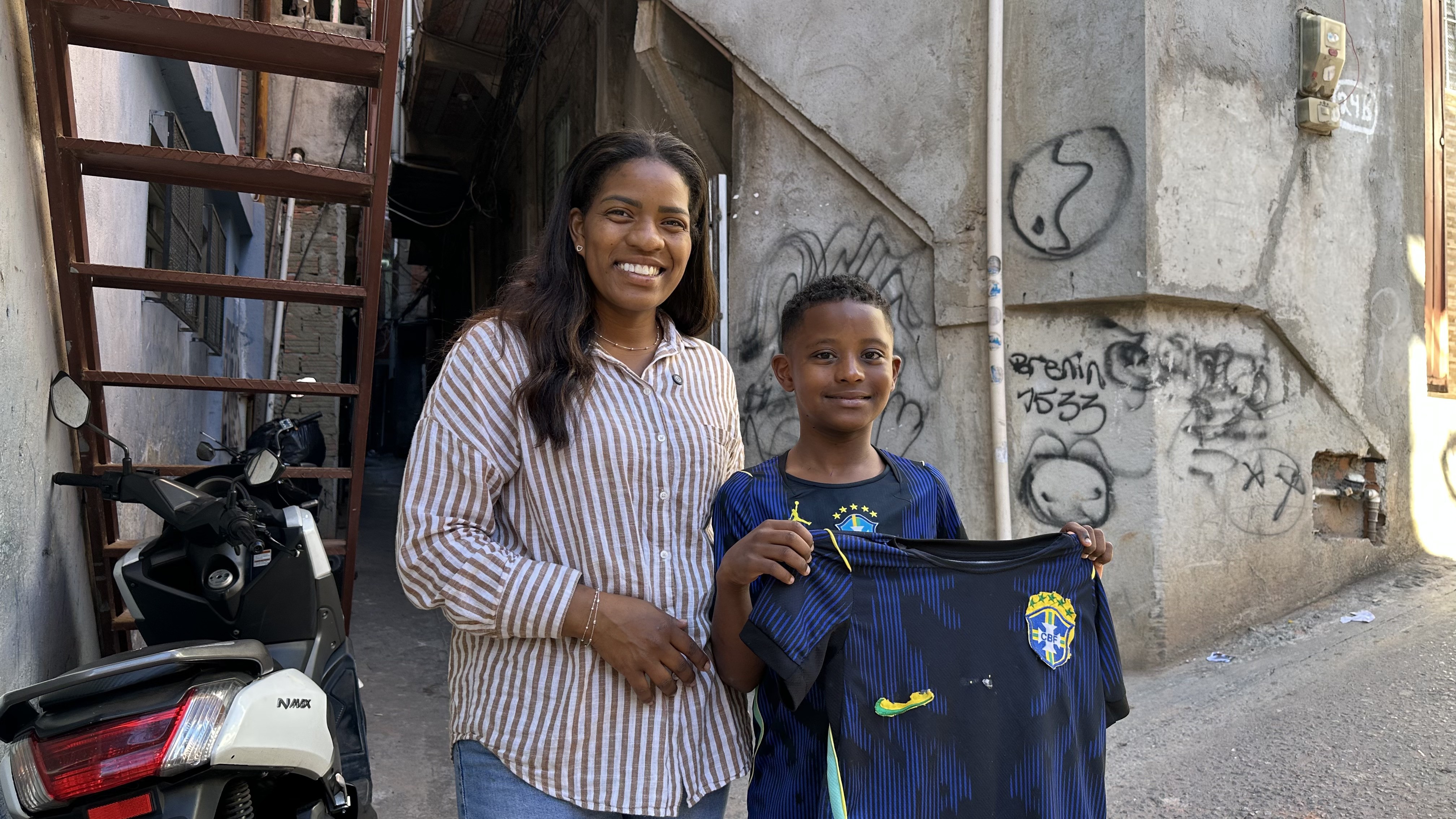 Menino de Paraisópolis cria a própria camisa da Seleção Brasileira e sonha em ser jogador de futebol