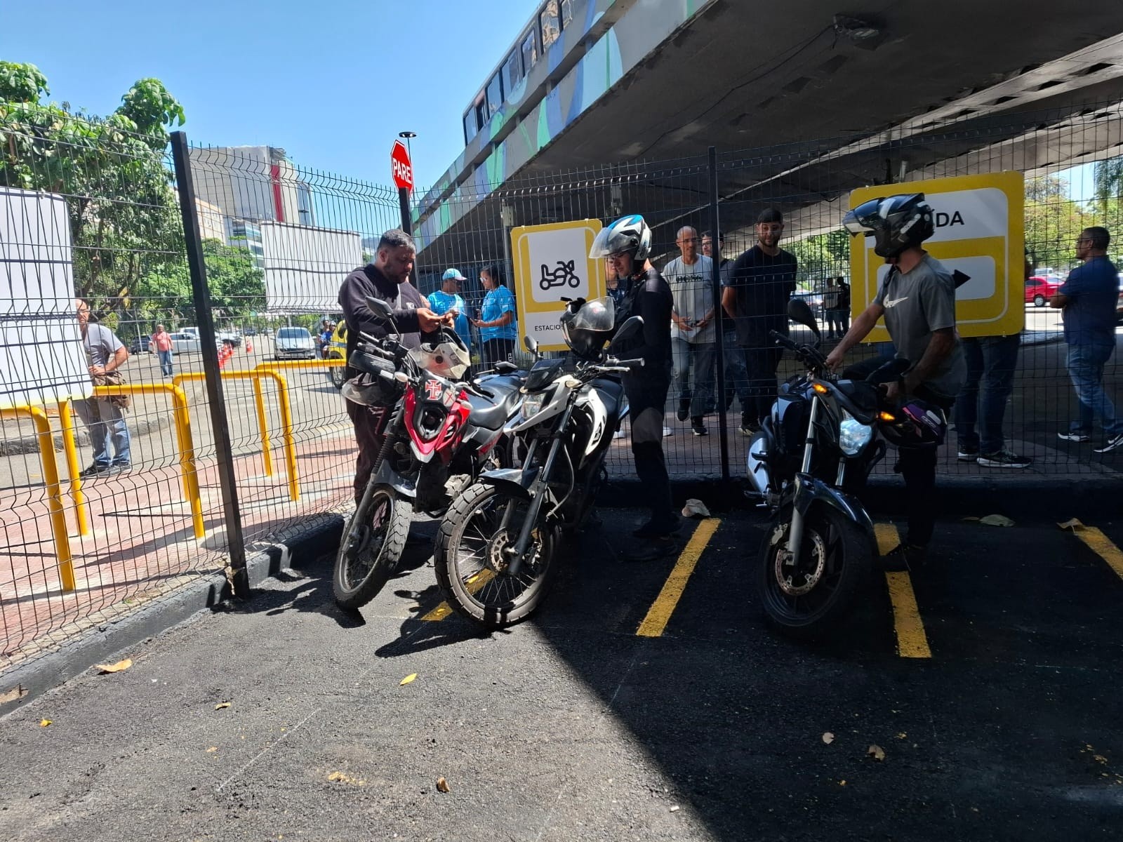 'Ficha limpa', GPS contra infrações, pontos de apoio a motociclistas: o que muda para apps e entregadores com novo decreto no Rio