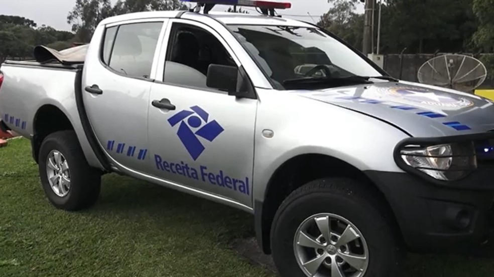 Policiais encontraram grande quantidade de cocaína em carro falso da Receita Federal — Foto: Polícia Civil do Paraná
