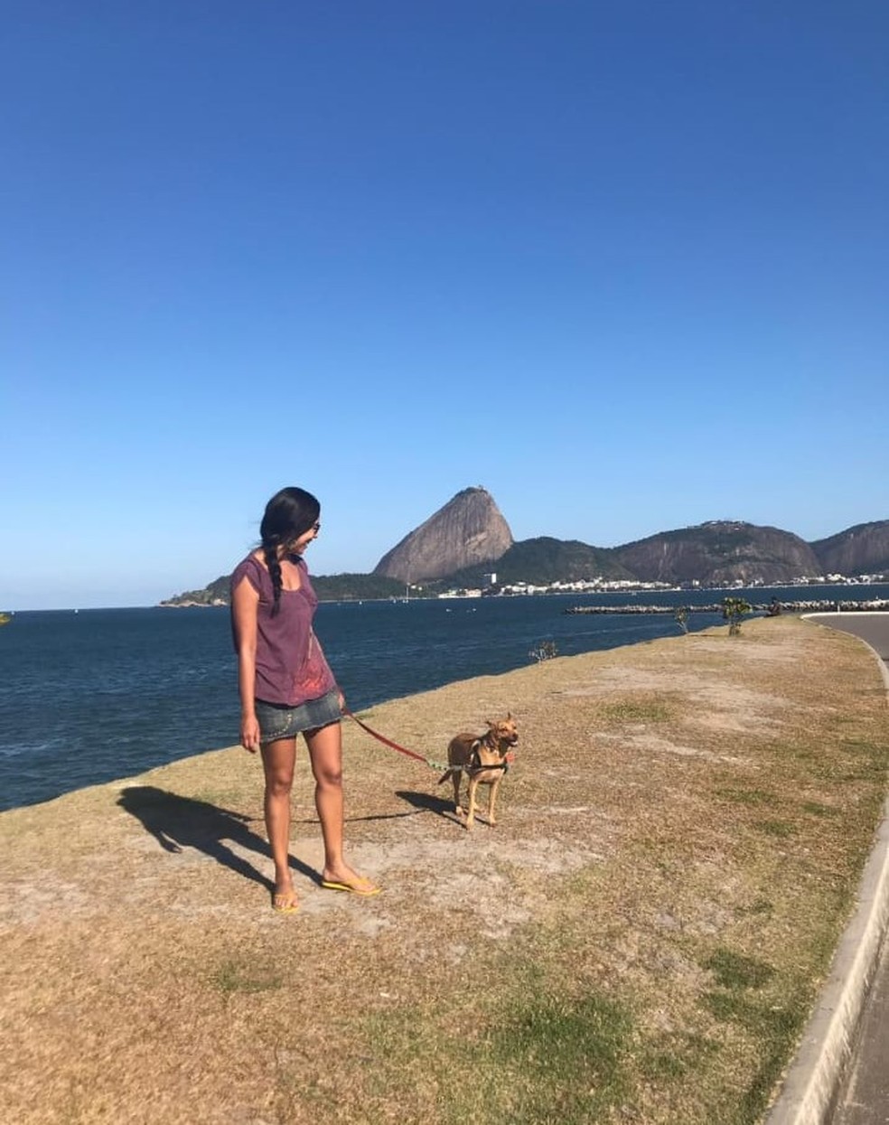 Liliane mora no Rio de Janeiro e veio ao Acre com a cadela Alice — Foto: Arquivo pessoal