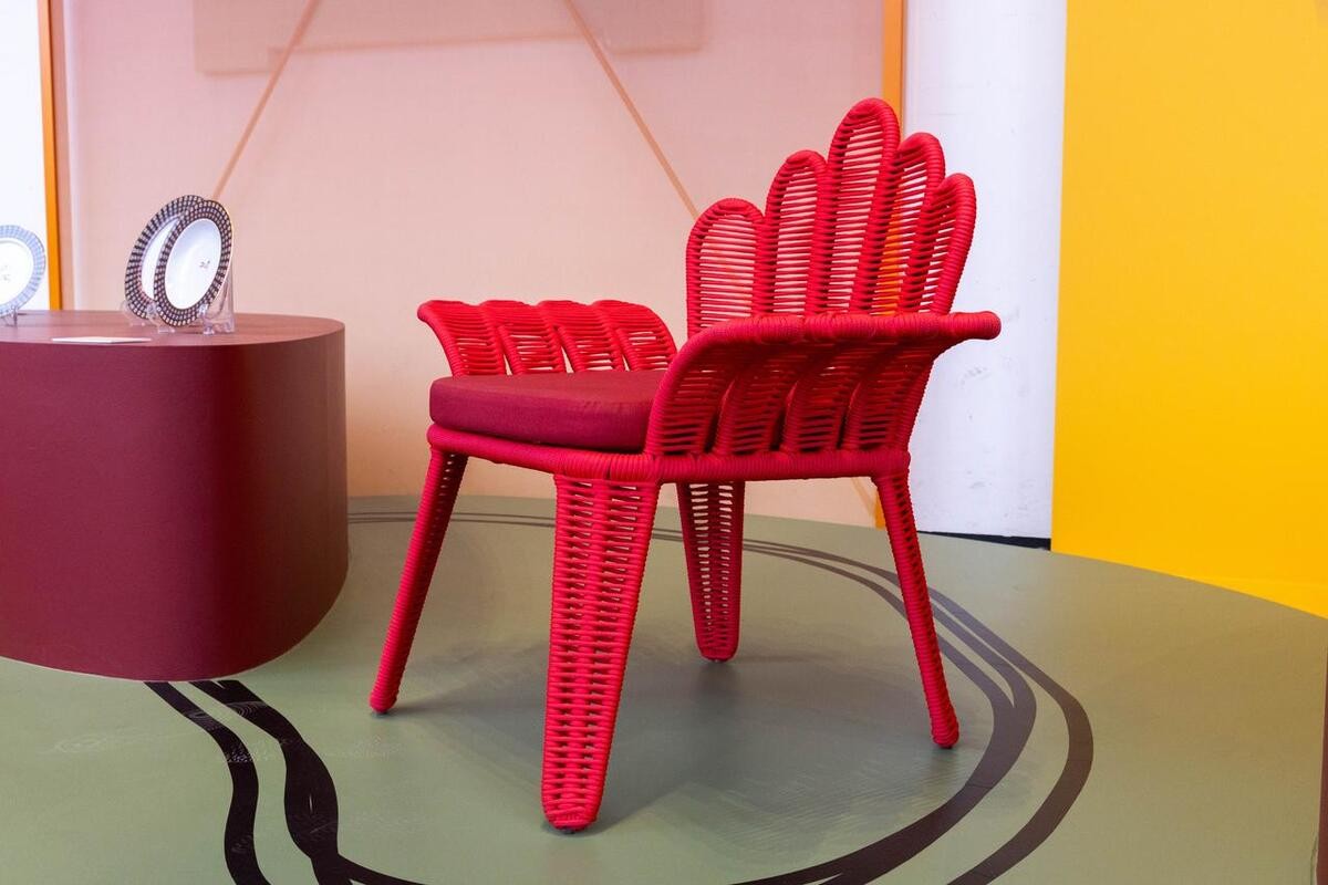 Poltrona inspirada no pau-brasil leva designer brasileira à mostra internacional em Milão