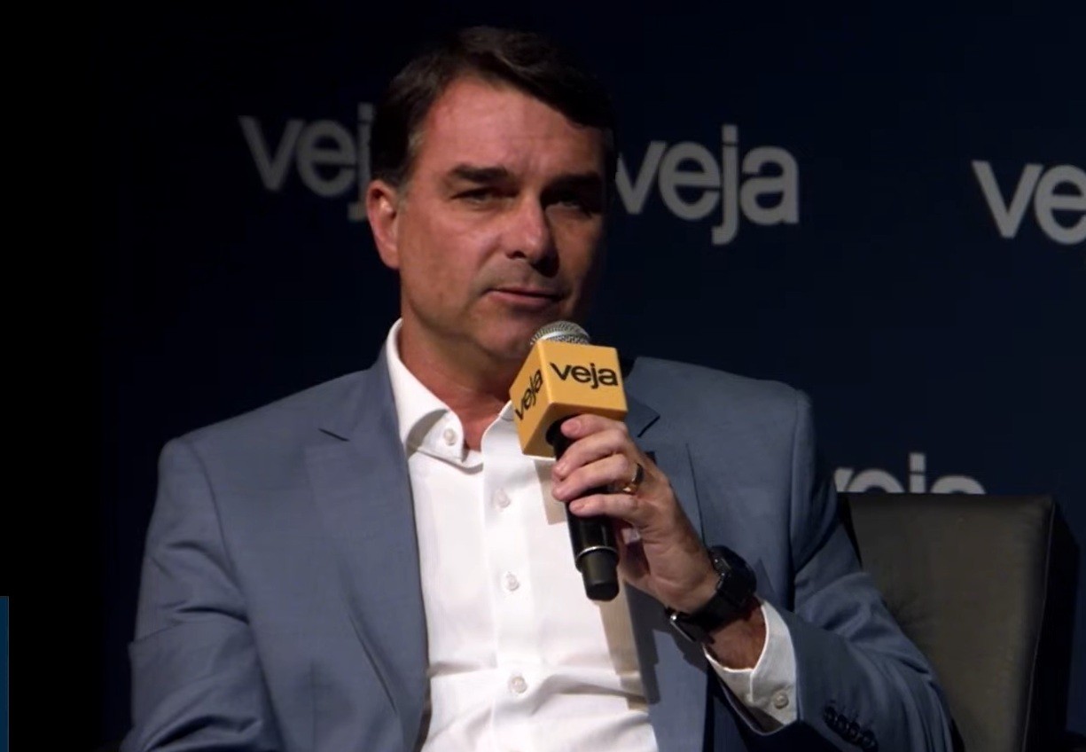 Flávio Bolsonaro diz que Bolsa Família é 'direito adquirido': 'Ninguém tem
