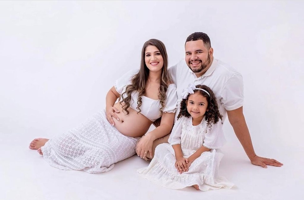 Quezia, o marido Magdiel e a filha pequena Heloísa — Foto: Reprodução/ Acervo pessoal