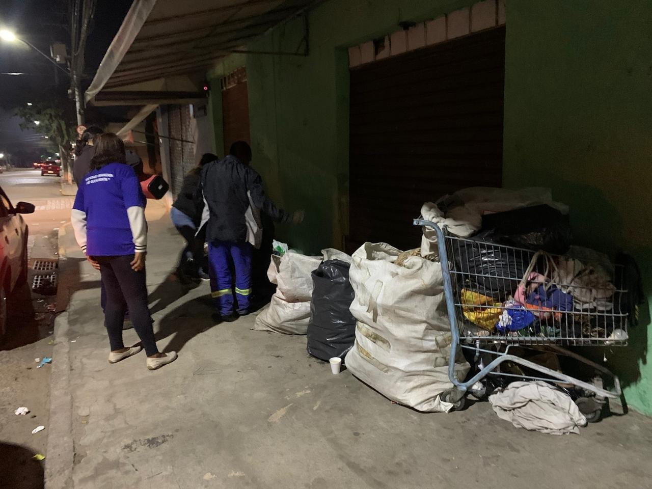 Entidade social entrega sopas às pessoas em situação de rua em Mogi das Cruzes