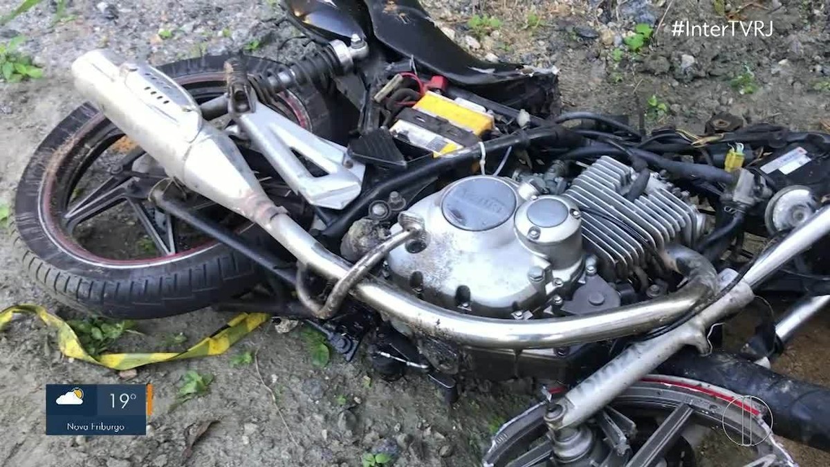 Motociclista morre após ser atingido por carro que invadiu a contramão em Nova Friburgo