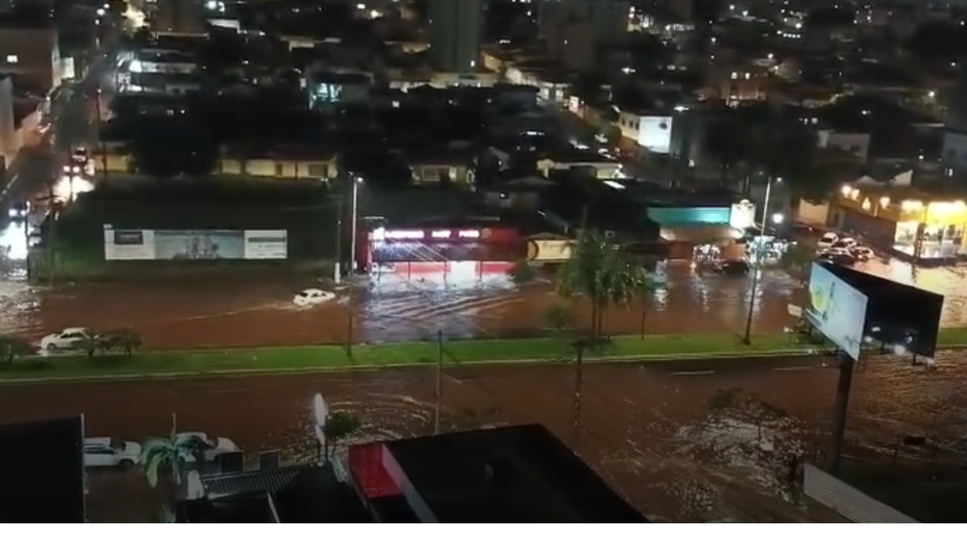 VÍDEO: Galerias transbordam durante chuva, provocam alagamentos e carros ficam inundados em Uberlândia  