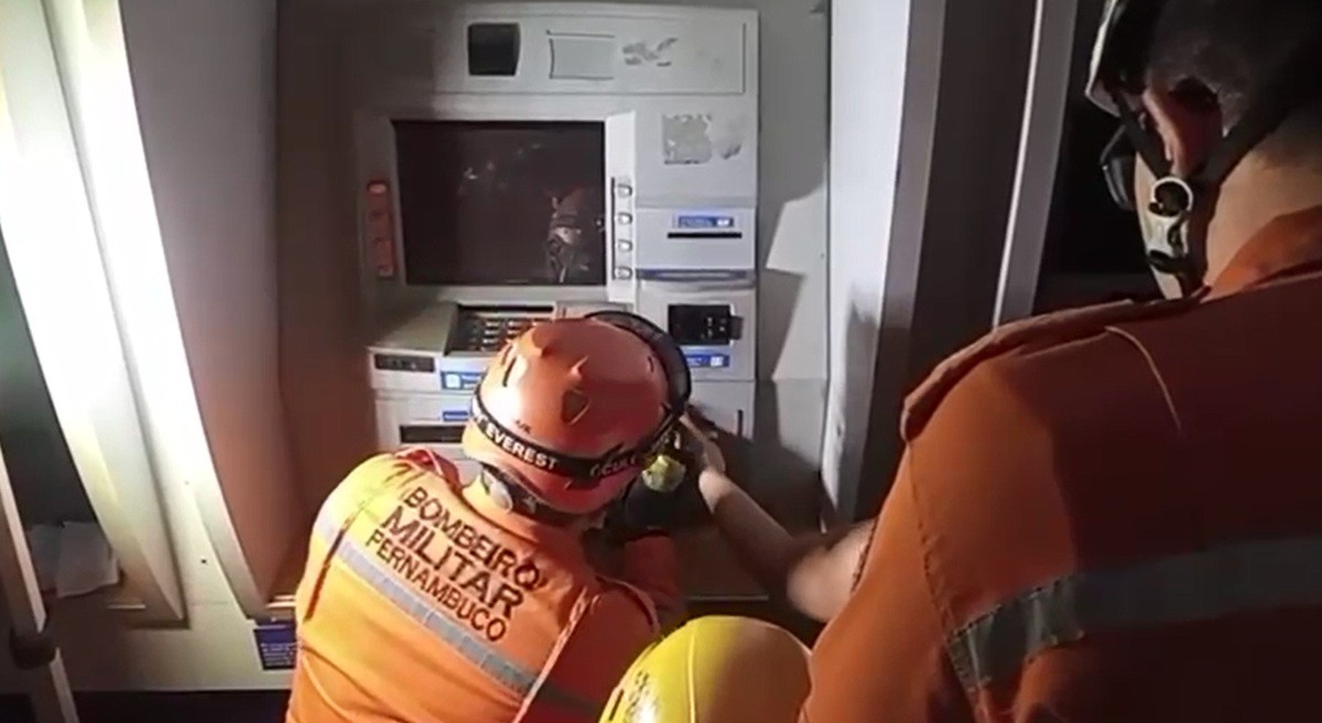 Mulher prende dedo em caixa eletrônico e é resgatada por bombeiros no Recife