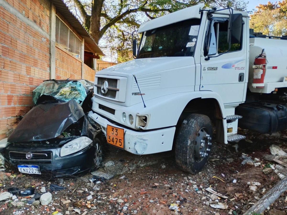 Caminhão bate em carros e prensa um deles contra muro de casa em Cosmópolis