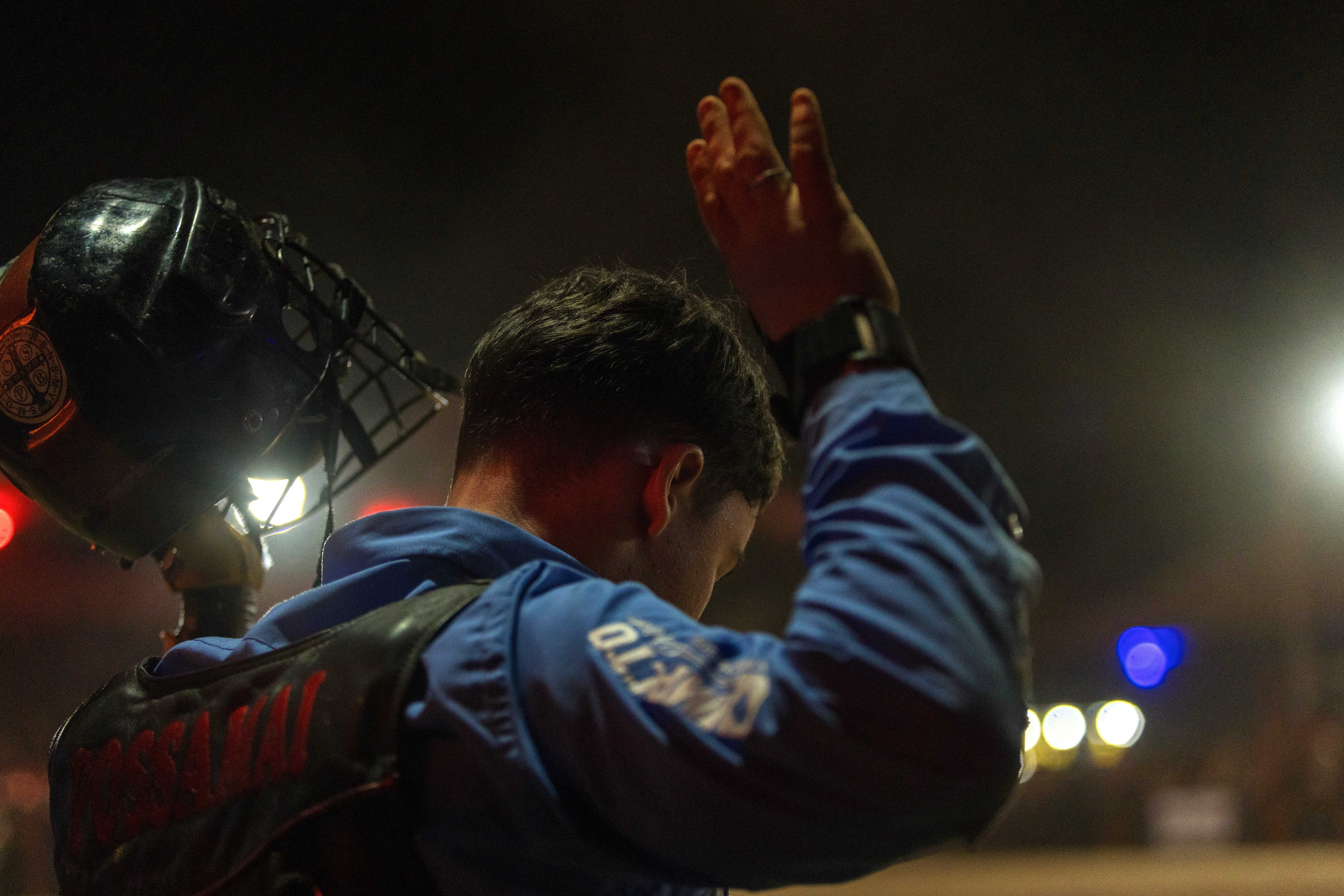 Peão se prepara para entrada na prova de montaria do Limeira Rodeo Music 2026 — Foto: Thomaz Marostegan/g1