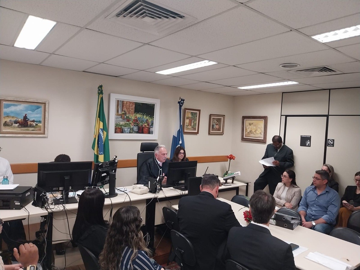 Justiça marca data para perícia em brinquedo onde jovem morreu em parque de Petrópolis