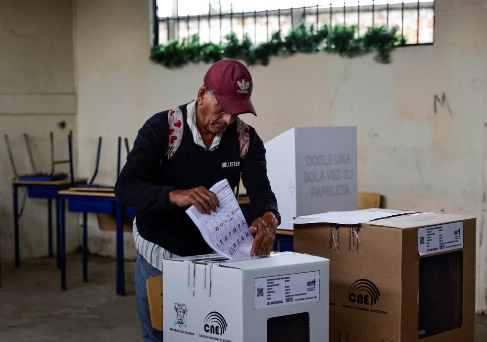Equatoriano vota durante eleição presidencial em Canuto no dia 9 de fevereiro de 2025 — Foto: Karen Toro/Reuters