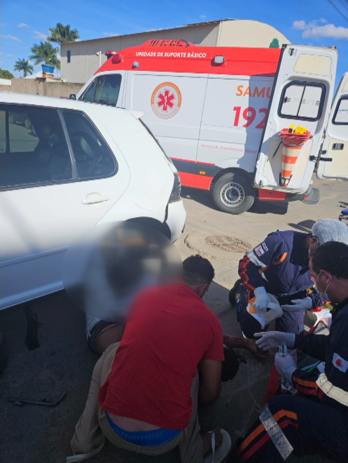 Motociclista fica preso na roda de carro após colisão em Jaíba
