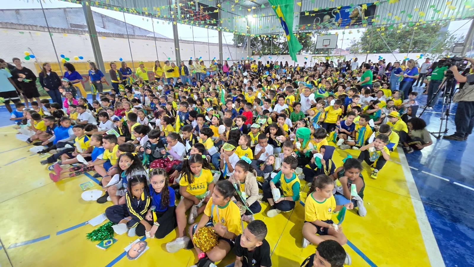 Vídeo mostra crianças comemorando convocação de Neymar na escola onde ele estudou no litoral de SP