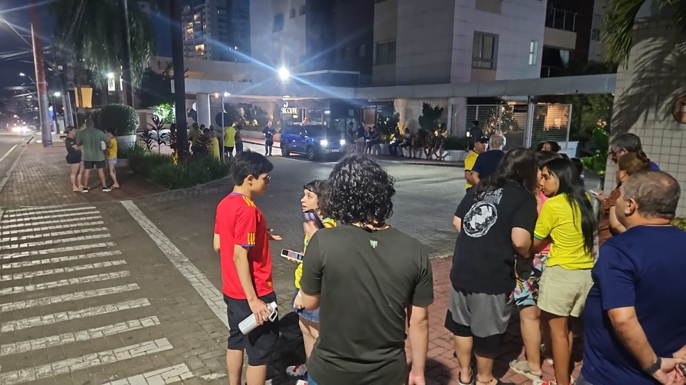 Moradores deixam prédios após tremor de terra ser sentido em Manaus. — Foto: Reprodução