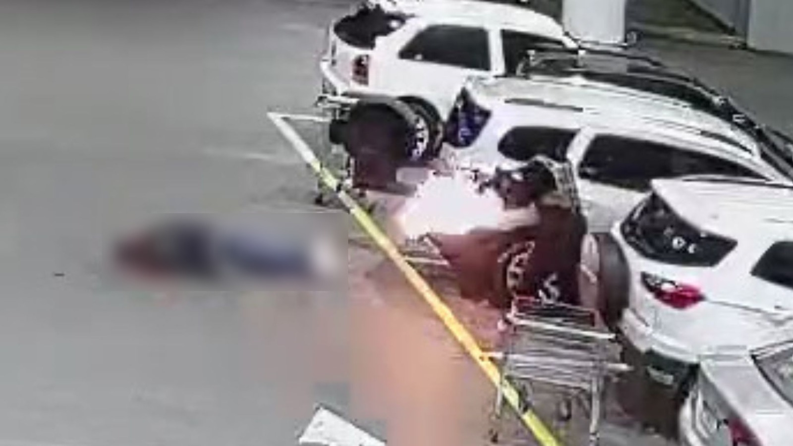 VÍDEO mostra ataque a tiros de fuzil que matou homem em estacionamento de supermercado no RS