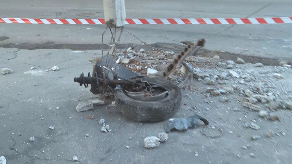Roda foi arrancada com impacto da batida — Foto: Reprodução/TV Globo