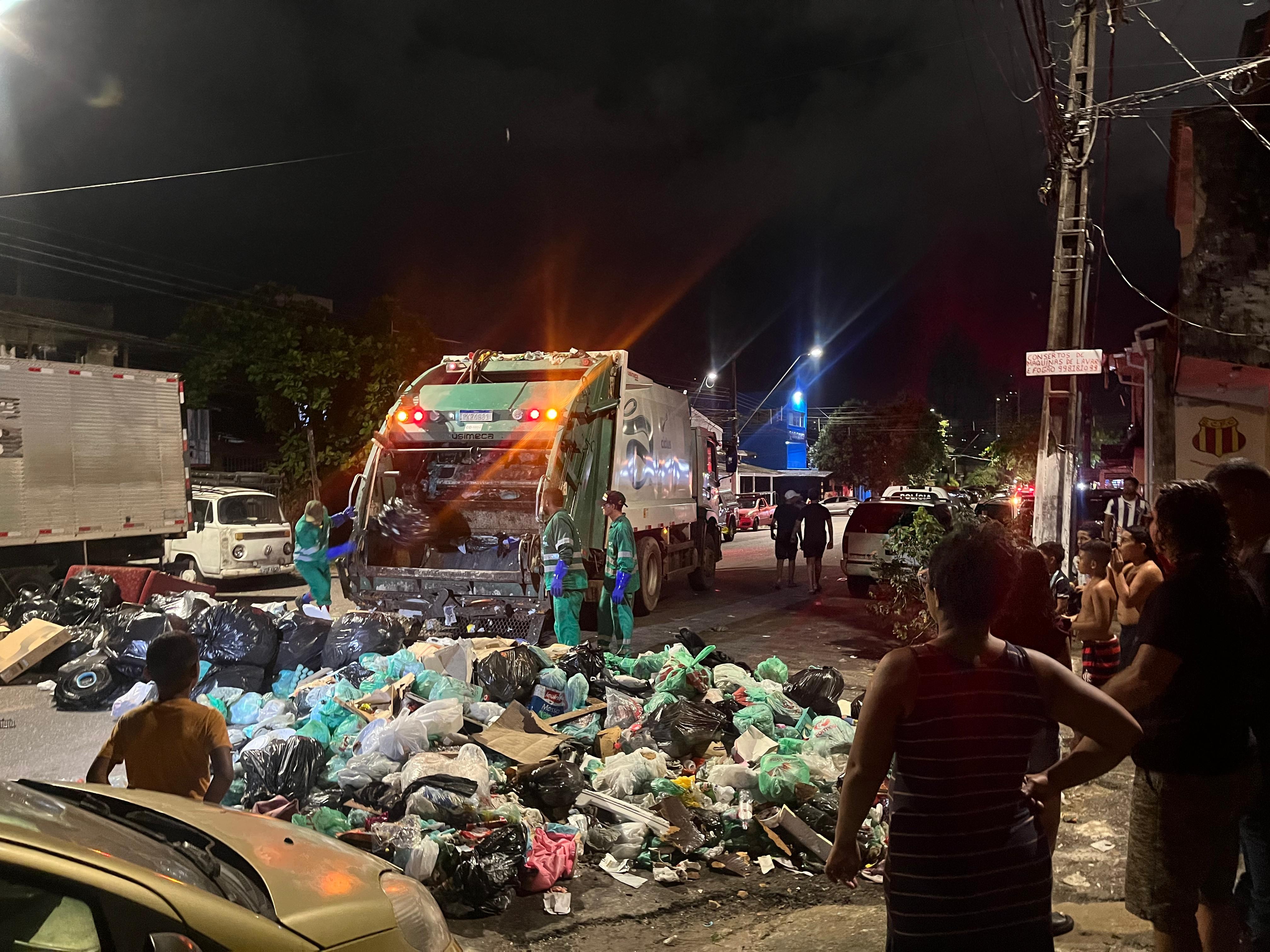 Sem coleta há 20 dias, moradores do Guamá fecham rua e ateiam fogo em entulho, na capital