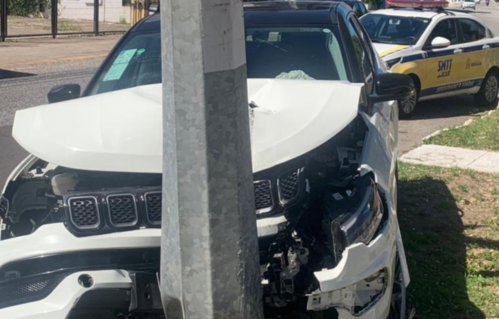Mulher fica ferida após veículo bater em poste na Zona Sul de Aracaju