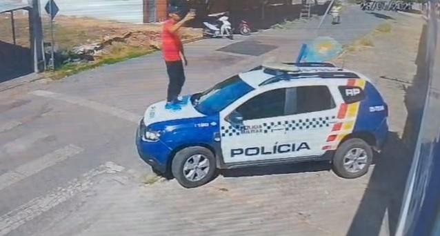 Homem é preso após subir em carro da polícia e fazer apologia ao crime em MT